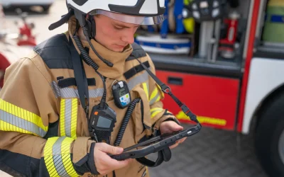 Feuerwehrmann nutzt Tablet mit Feuerwehr Tablet Software zur Einsatzvorbereitung am Einsatzfahrzeug